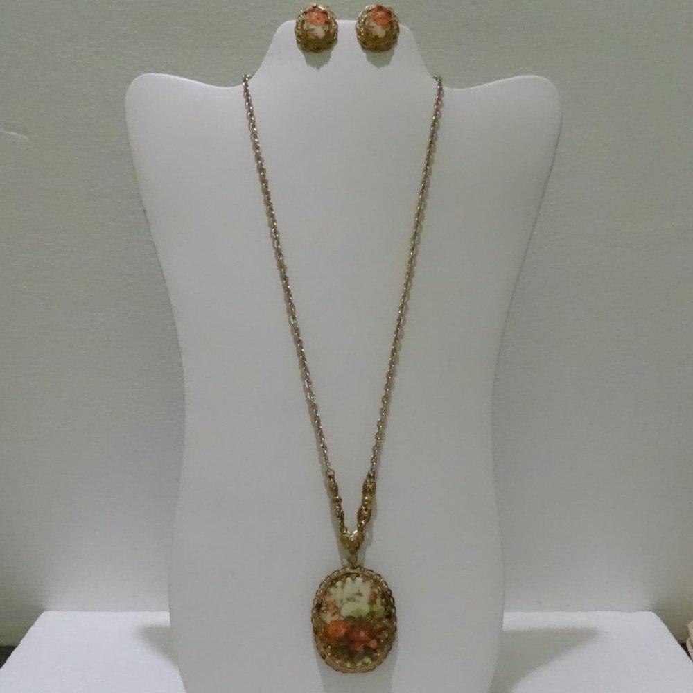CAMEO NECKLACE AND EARRINGS SET